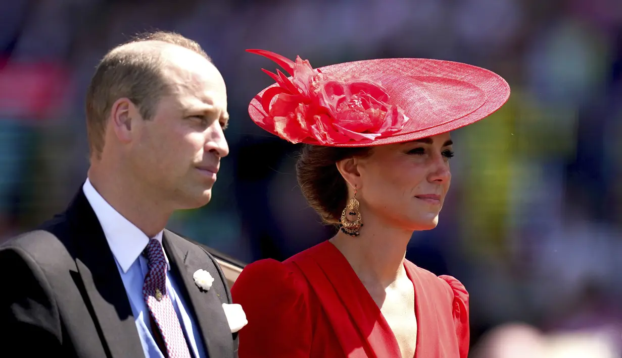 Kate Middleton bersama sang suami Pangeran William tiba dengan kereta pada hari keempat pertemuan pacuan kuda Royal Ascot. (John Walton/PA via AP)