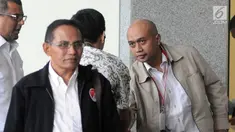 Presiden Direktur PT Pembangkit Jawa-Bali Investasi Gunawan Yudi Hariyanto (kanan) berada di ruang tunggu sebelum pemeriksaan di KPK, Jakarta, Kamis (27/9). Bos PJB Investasi itu diperiksa terkait kasus suap proyek PLTU Riau-1. (Merdeka.com/Dwi Narwoko)