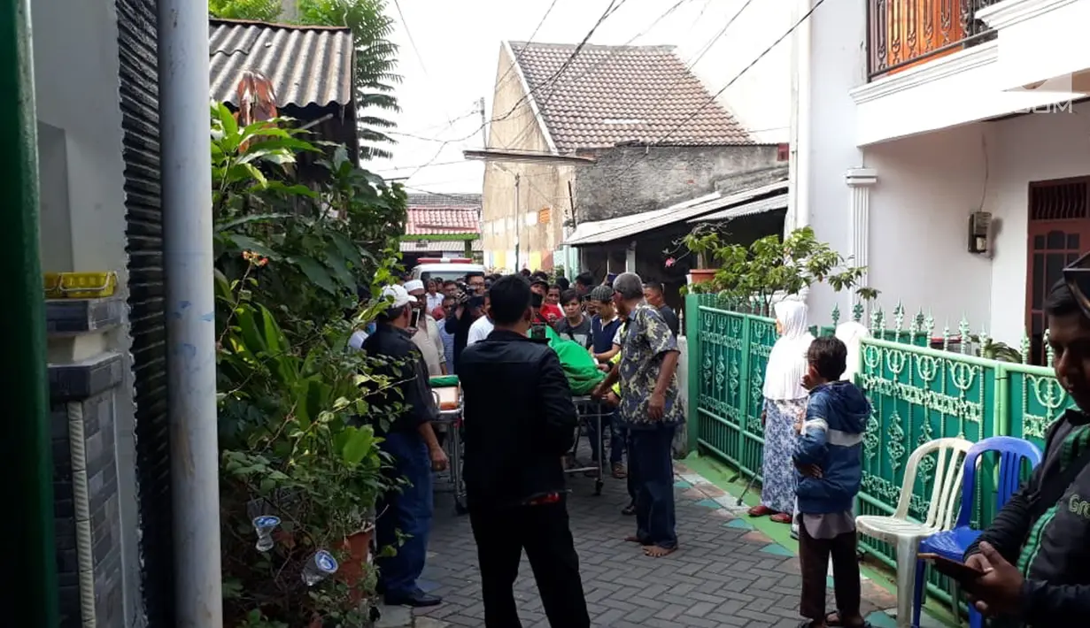 Jenazah salah satu korban dalam kecelakaan maut Karawaci antara truk pengangkut tanah dengan mobil penumpang tiba di rumah duka kawasan Cibodas Sari, Kota Tangerang, Kamis (1/8/2019). 4 orang tewas, sementara satu bayi berusia 11 bulan selamat dalam kejadian itu. (Liputan6.com/Pramita Tristiawati)