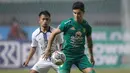 Pemain Persebaya Surabaya, Bruno Moreira Soares (kanan) berusaha melewati pemain PSIS Semarang, Fredyan Wahyu Sugiantoro dalam laga pekan ke-6 BRI Liga 1 2021/2022 di Stadion Wibawa Mukti, Cikarang, Minggu (03/10/2021). (Bola.com/Bagaskara Lazuardi)