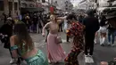 Orang Israel menari saat pesta jalanan pada Hari Raya Purim di Jalan Agrippa, Yerusalem, 8 Maret 2023. Hari Raya Purim merupakan perayaan keselamatan orang Yahudi dari genosida di Persia kuno, seperti yang diceritakan dalam Gulungan Ester. (AP Photo/Maya Alleruzzo)