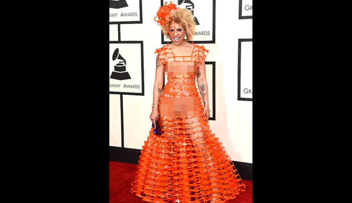 Penyanyi Joy Villa membalut tubuhnya dengan bahan daur ulang berwarna oranye saat menghadiri acara Grammy Awards 2015 di Staples Center, Los Angeles, AS, Minggu (8/2). (Jason Merritt/Getty Images/AFP)