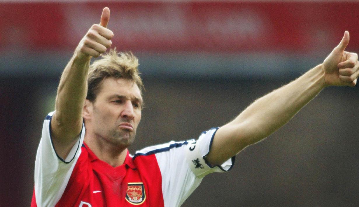 4. Tony Adams - Adams merupakan kapten Arsenal yang fantastis dengan raihan banyak gelar bersama Meriam London. Dia merupakan bek yang tangguh dan tidak mengenal kompromi dalam menjaga lini pertahanan. (AFP/Adrian Dennis)