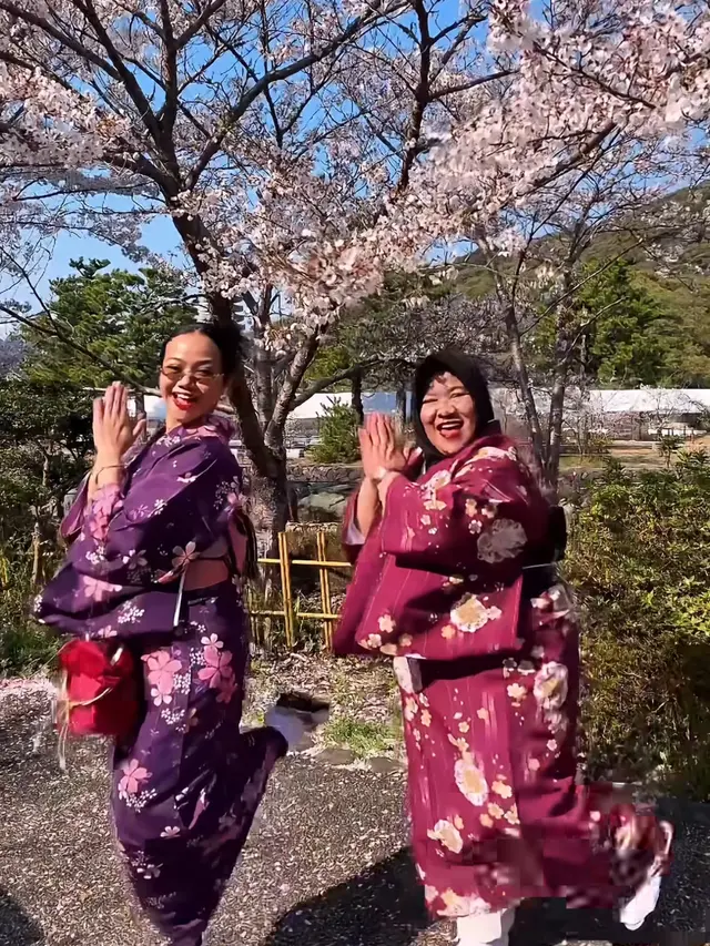 Yura Yunita dan ibunda saat Liburan ke Jepang pakai kimono. [@yurayunita]