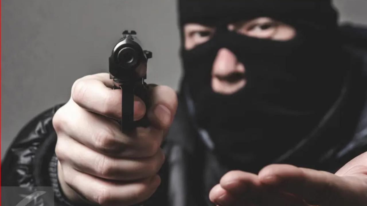 Sadis, Perampok Tusuk dan Lempar Sopir Taksi Online ke Pinggir Jalan