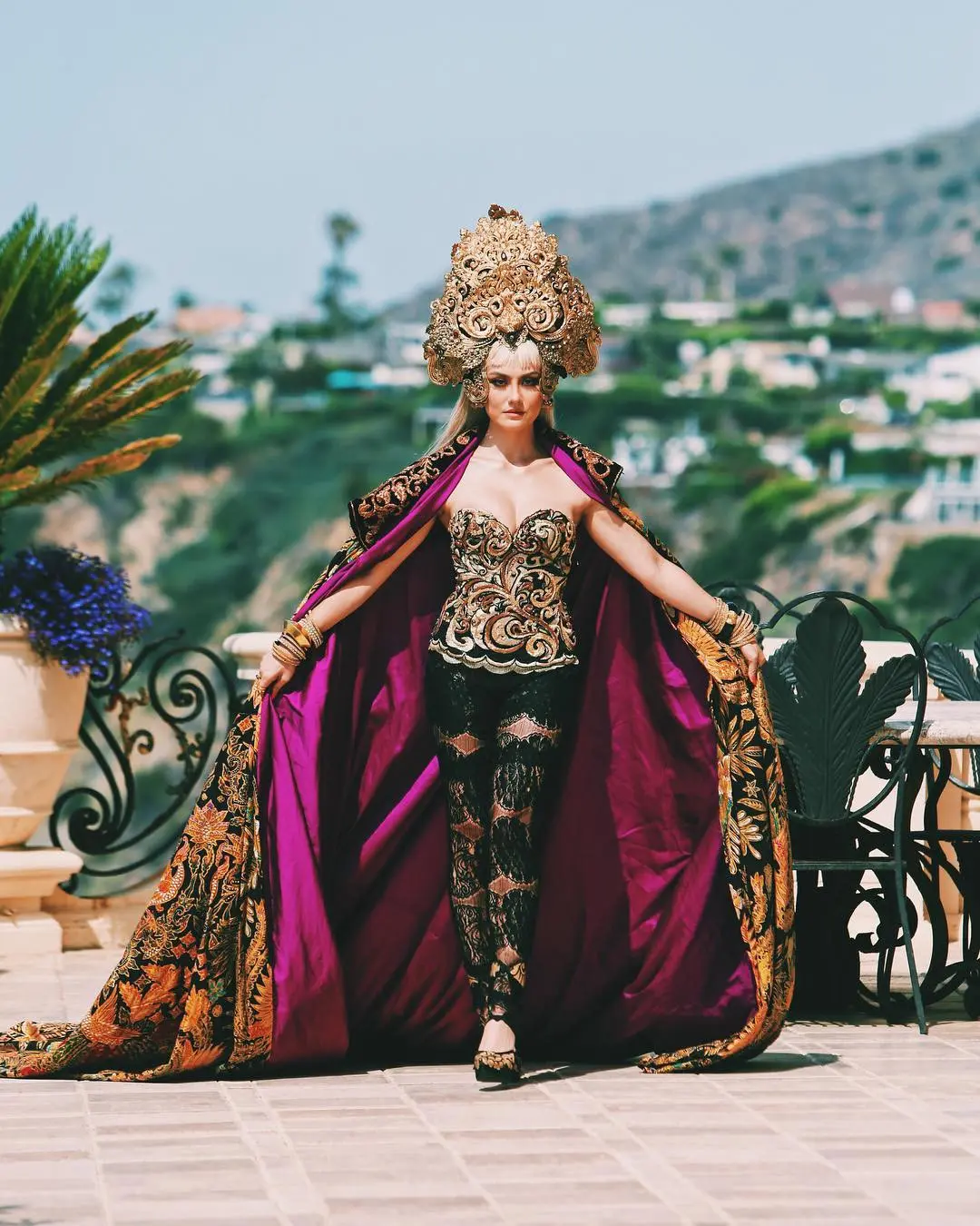 Agnez Mo mengenakan kebaya rancangan Anne Avantie untuk video klip terbarunya, Long As I Get Paid, di Los Angeles, Amerika Serikat. (Image: agnezmo/instagram)