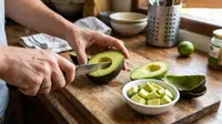Cara Mengupas Alpukat agar Dagingnya Tidak Menempel di Kulit, Dapatkan Nutrisi Optimal