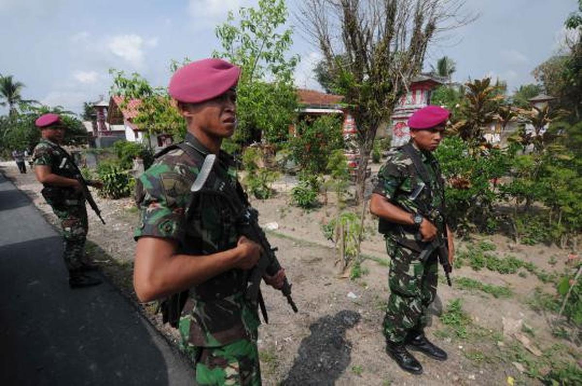 TNI bersihkan puing-puing pasca bentrokan Lampung Selatan