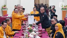 Ketua Partai Hati Nurani Rakyat (Hanura) Oesman Sapta Odang menyerahkan dokumen daftar bakal calon legislatif (bacaleg) kepada Ketua Komisi Pemilihan Umum (KPU) Hasyim Asy'ari di Gedung KPU, Jakarta, Rabu (10/5/2023). (Liputan6.com/Angga Yuniar)