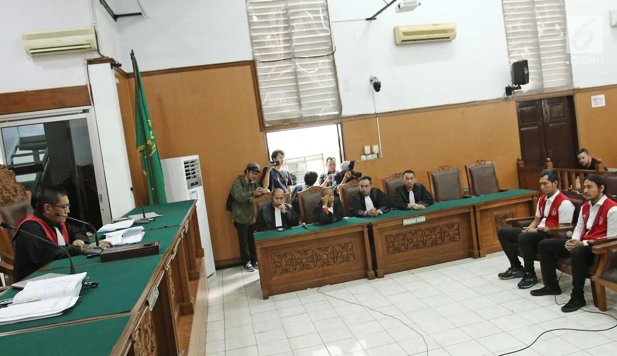 Suasana sidang putusan Marcello Tahitoe atau Ello bersama rekannya Diego di Pengadilan Negeri Jakarta Selatan, Selasa (16/1). Majelis hakim memvonis Ello dan Diego selama 9 bulan rehabilitasi. (Liputan6.com/Herman Zakharia)
