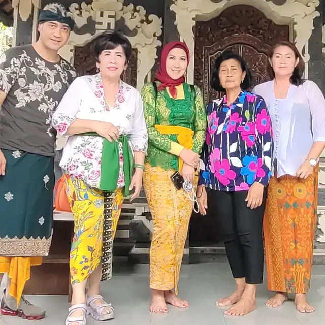 6 Potret Ferry Irawan Bertemu Keluarga Besar Venna Melinda di Bali, Minta Doa Restu