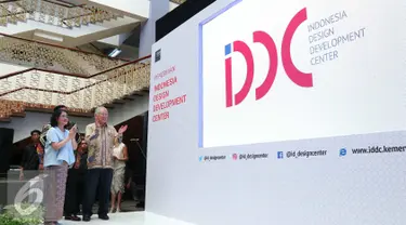 Menteri Perdagangan Enggartiasto Lukita (kanan) saat meresmikan Indonesia Design Development Center (IDDC) di Jakarta, Kamis (29/). (Liputan6.com/Angga Yuniar)