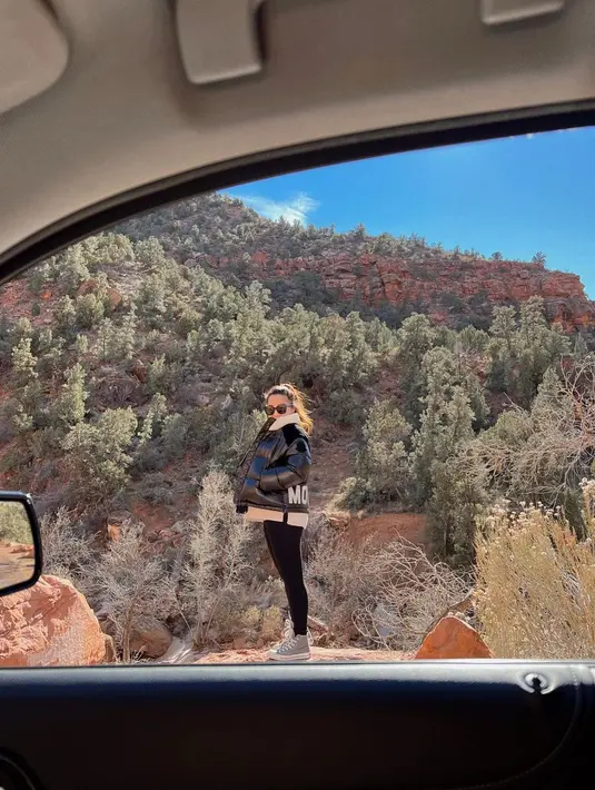 Puffer jacket hitam dipasangkan dengan legging dan sneaker (Foto: Instagram @nikitawillyofficial94)