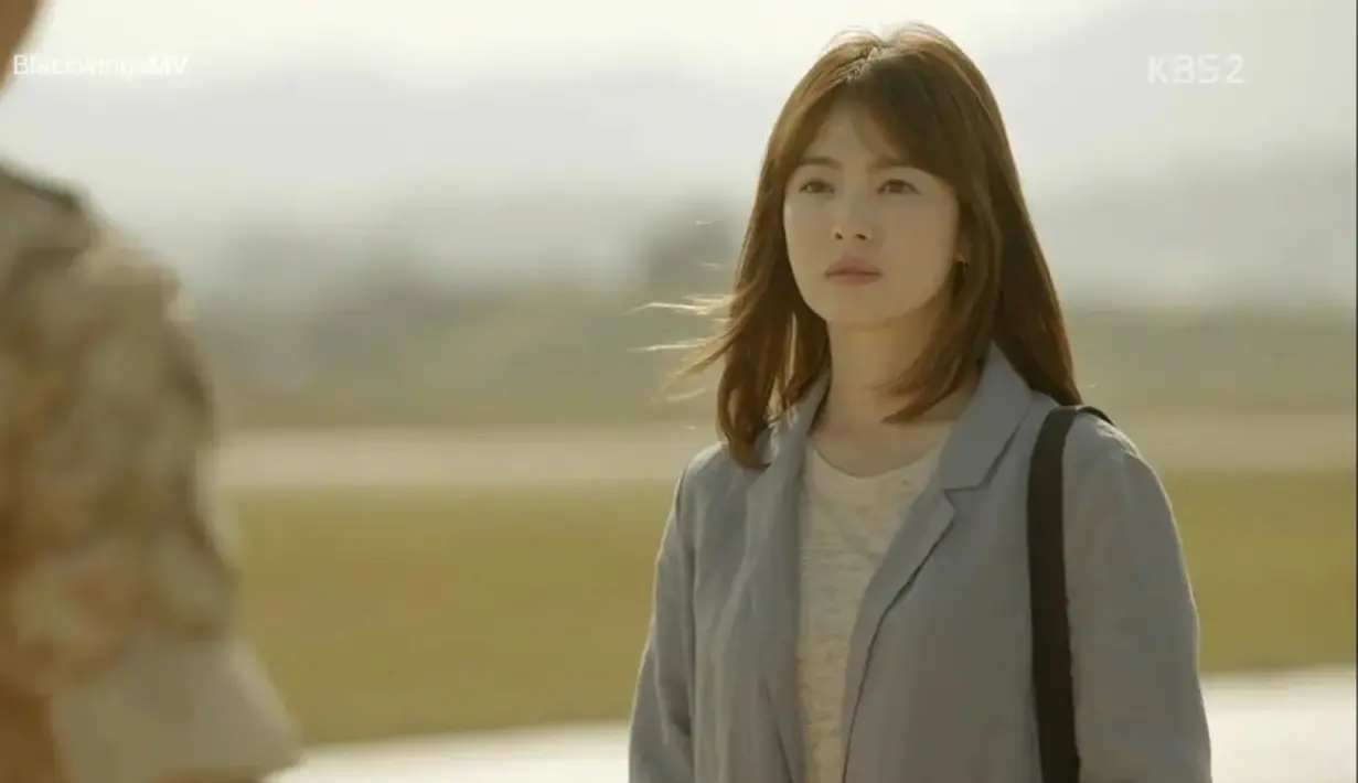 Selain Full House, Descendants of The Sun adalah drama yang melejitkan nama Song Hye Kyo. Adu akting bareng Song Joong Ki, keduanya terlibat cinta lokasi dan memutuskan untuk menikah tahun 2017. Namun sayang, hubungan keduanya harus kandas karena perceraian tahun 2019. 12 tahun berlalu sejak kepopulerannya di drama Full House, pesona Song Hye Kyo tidak luntur di usianya yang sudah menginjak 35 tahun saat bintangi drama Descendants of The Sun. (Liputan6.com/IG/@descendants_ofthe_sunofficial)