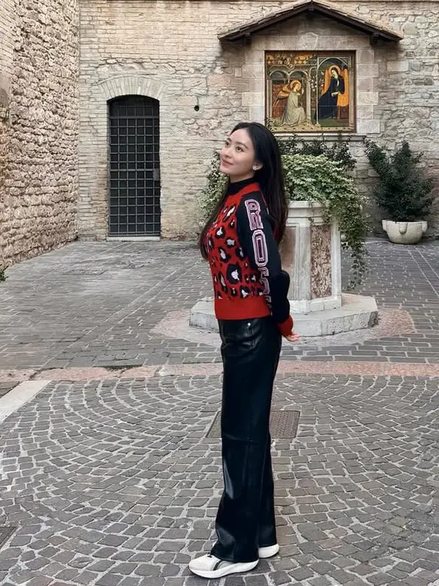 Natasha Wilona Saat Liburan ke Italia mengunjungi gereja . [@natashawilona12]