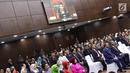 Sejumlah tamu undangan saat menghadiri acara pengucapan sumpah jabatan Ketua dan Wakil Ketua MK di gedung MK, Jakarta, Senin (2/4). Anwar dan Aswanto resmi jadi Ketua dan Wakil Ketua MK periode 2018-2020. (Liputan6.com/Immanuel Antonius)
