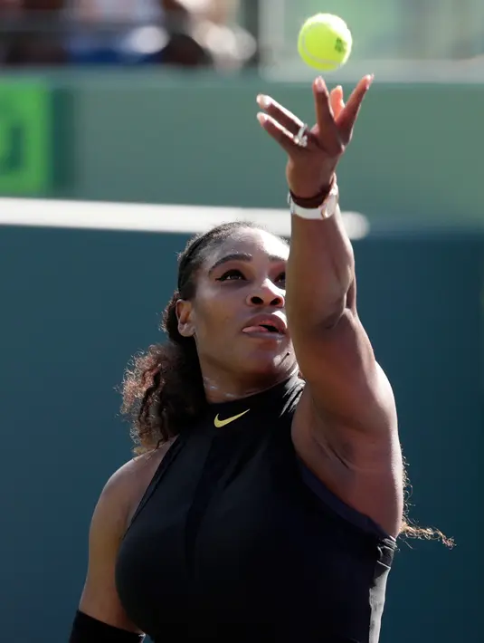Juara Grand Slam 23 kali, Serena Williams bersiap melakukan servis ke arah juara Indian Wells, Naomi Osaka pada babak pertama Miami Terbuka di Crandon Park, Rabu (21/3). Serena takluk dengan skor 3-6, 2-6 dalam waktu satu jam 17 menit. (AP/Lynne Sladky)