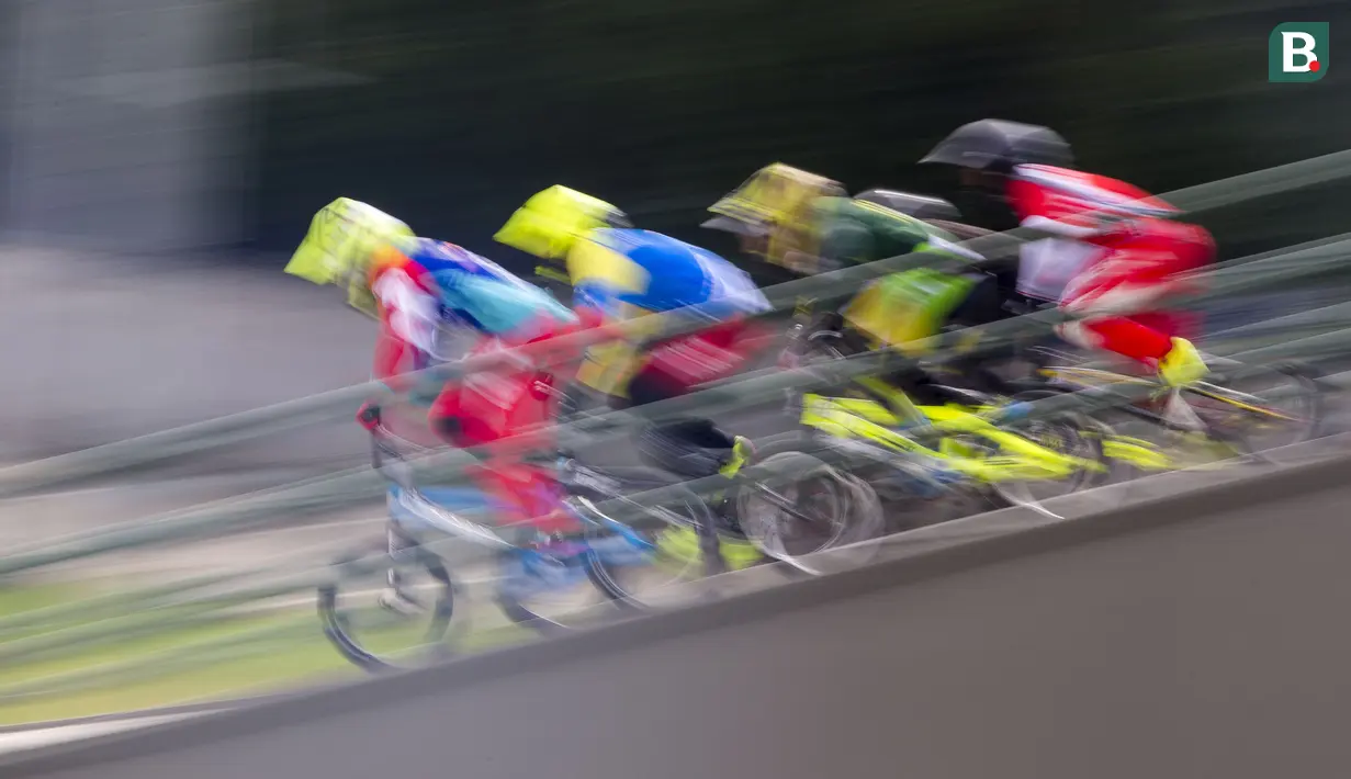 Aksi memukau para pebalap sepeda BMX pada Jakarta International BMX yang digelar di Sirkuit BMX Pulomas, Minggu (16/2/2020). (Bola.com/Peksi Cahyo)