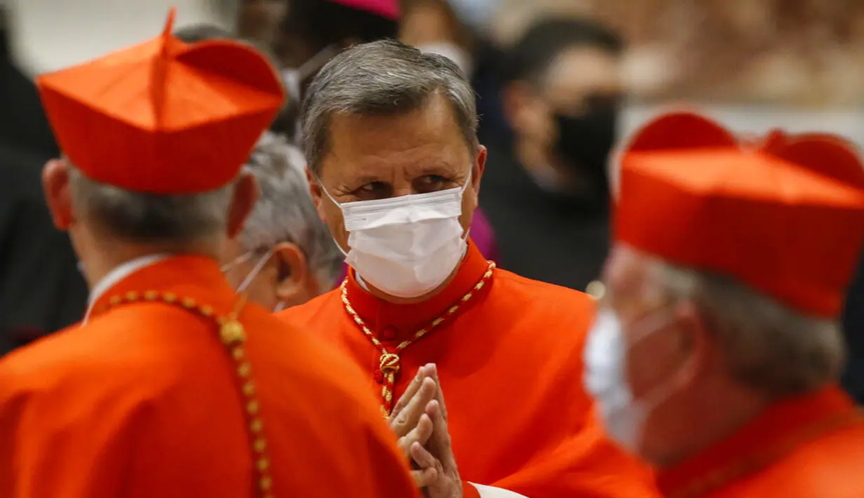 Kardinal baru dari Malta, Mario Grech usai dia diangkat menjadi kardinal oleh Paus Francis dalam upacara konsistori di mana 13 uskup diangkat ke pangkat kardinal di Basilika Santo Petrus, Vatikan, Sabtu (28/11/2020). (Fabio Frustaci/POOL via AP)