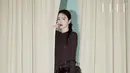 Song Hye Kyo tampil bak model profesional kenakan crewneck dress lengan panjang warna cokelat tua. Dipadu dengan tas hitam dari Fendi dan sepatu cokelat [@kyo1122]