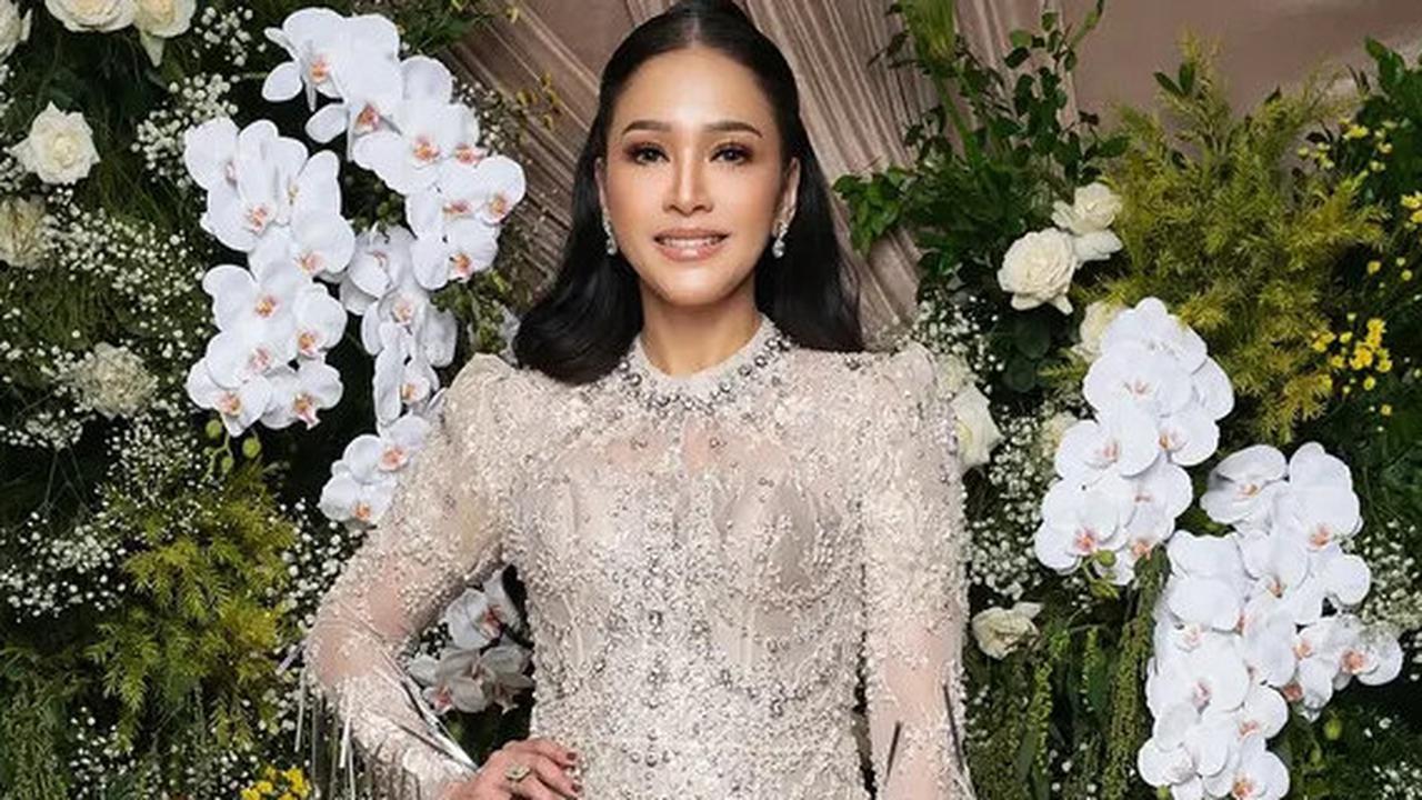 7 Potret Terbaru Maia Estianty Dipuji Makin Cantik, Elegan Kenakan Gaun Payet dan Anting Berlian