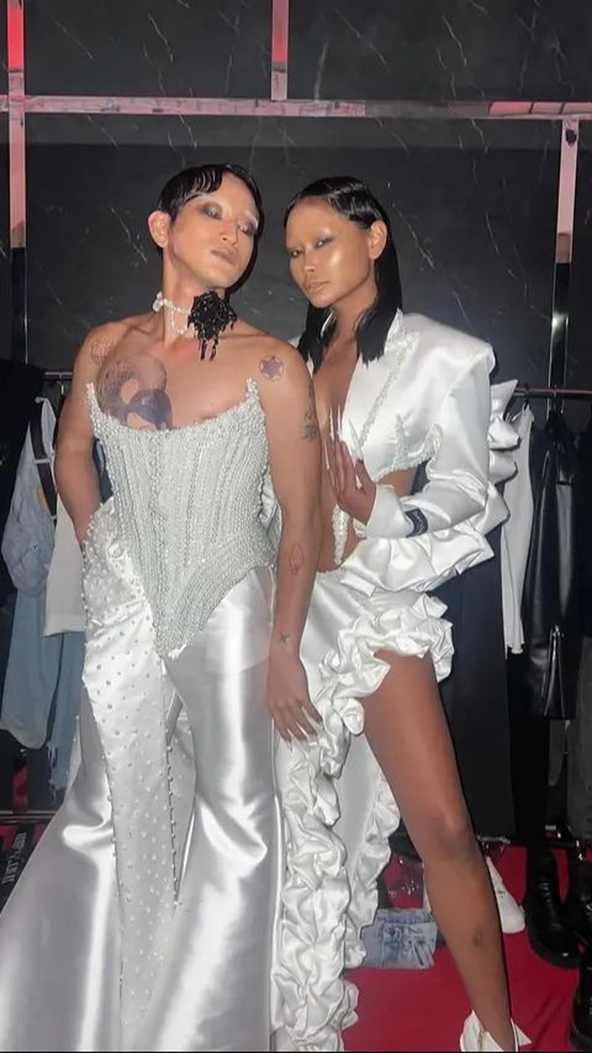 Pas dateng ke acara ini, dia pake dress yang benar-benar beda, dan semua orang langsung terpana.