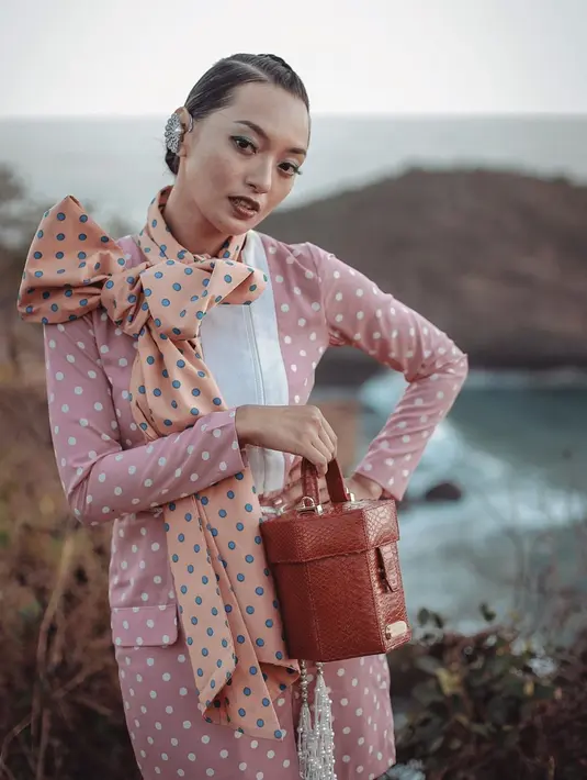 Tak hanya riasannya saja, wanita kelahiran 3 April 1992 ini juga memiliki gaya vintage dalam fashionnya. Saat tampil di film Abracadabra ia tampil dengan busana vintage dengan motif polkadot. Gaya rambutnya pun sesuai dengan penampilannya. (Liputan6.com/IG/@asmaraabigail)