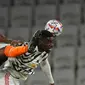 Pemain Istanbul Basaksehir, Demba Ba, berebut bola dengan pemain Manchester United, Axel Tuanzebe, pada laga Liga Champions di Stadion Fatih Terim, Kamis (5/11/2021). MU takluk dengan skor 2-1. (AP Photo)