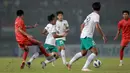 <p>Pemain Timnas Indonesia U-19,&nbsp;Arkhan Fikri (dua kiri)&nbsp;dilanggar oleh pemain Myanmar, Lann San Aung (kiri) dalam pertandingan babak penyisihan Grup A Piala AFF U-19 yang berlangsung di Stadion Patriot Candrabhaga, Bekasi, Minggu (10/7/2022). (Bola.com/M Iqbal Ichsan)</p>