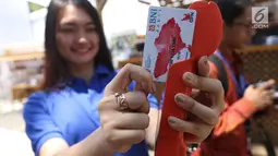 SPG menunjukkan kartu tap cas BNI saat acara IMF-Bank Dunia Grup di Nusa Dua Bali, Jumat (11/12).   Satu nomor rekening giro bisa digunakan untuk banyak pengguna menggunakan virtual account. (Liputan6.com/Angga Yuniar)