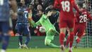 Arsenal justru memperoleh peluang matang pada menit ke-72. Sepakan Bukayo Saka usai menerima umpan Kieran Tierney masih dapat dibendung Alisson Becker. (AP/Jon Super)