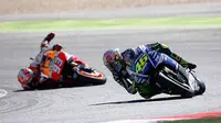 Insiden jatuhnya Marquez saat berduel dengan Rossi di MotoGP Malaysia. (doc.istimewa)
