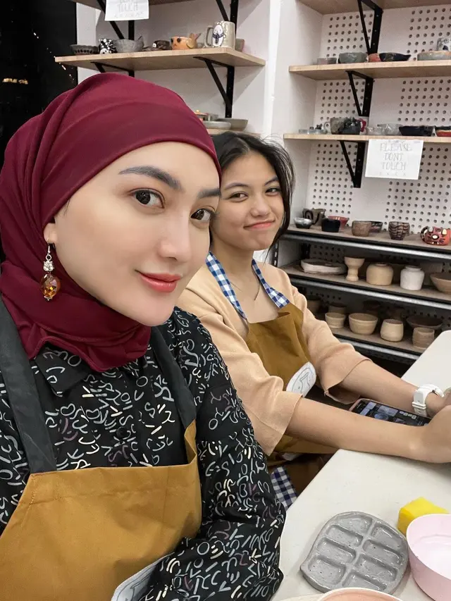 6 Potret Indriani Hadi Mantan Istri Sahrul Gunawan Bareng Putrinya, Bak Kakak Adik
