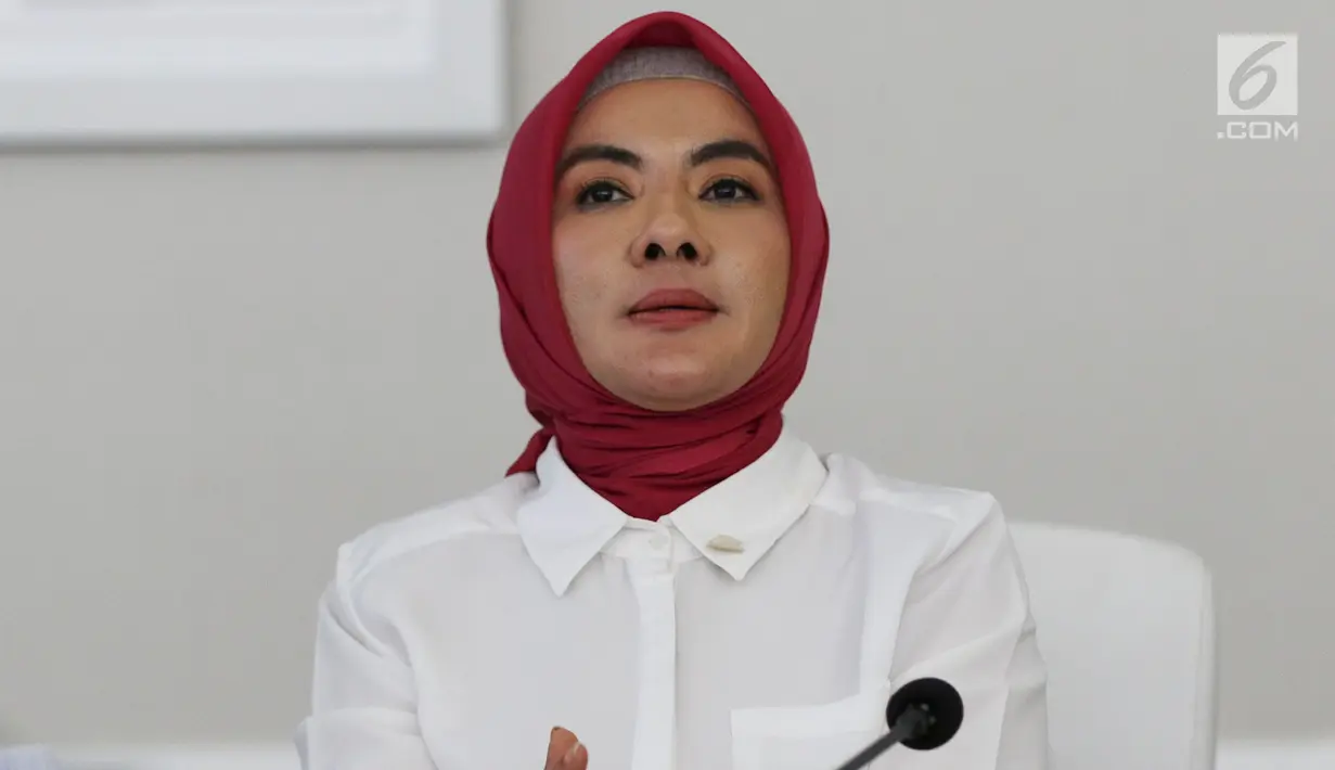 Dirut Pertamina Nicke Widyawati memberikan keterangan pers terkait tumpahan minyak di Kementerian Kelautan dan Perikanan, Kamis (1/8/2019). Tumpahan minyak spill terjadi laut pantai utara Karawang dan Pertamina siap mengganti kerugian kepada semua pihak yang terimbas. (Liputan6.com/Johan Tallo)
