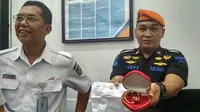 Petugas Pengamanan Daops 3 Cirebon menunjukkan perhiasan milik penumpang tertinggal di stasiun Cirebon. Foto (Liputan6.com / Panji Prayitno)