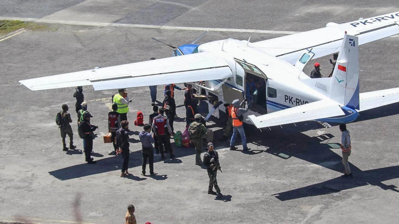 FOTO: Satgas Operasi Damai Cartenz Amankan Bandara Bilogai Sugapa