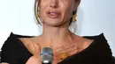 Meskipun sudah disiarkan soal hubungannya dengan seorang pria asing tersebut, namun belum lama ini Angelina Jolie dikabarkan sedang menikmati perannya menjadi ibu yang mengurus keenam anaknya seorang diri. (AFP/Bintang.com)