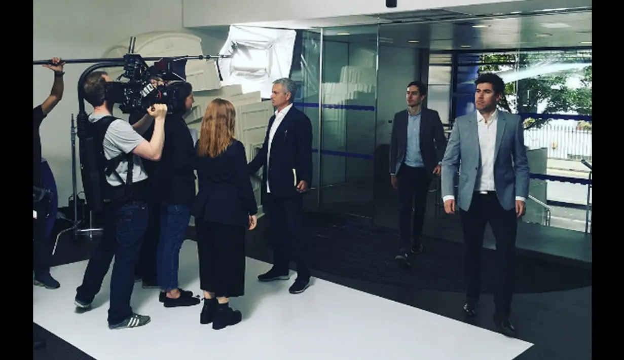 Jose Mourinho memberikan keterangan kepada media klub saat tiba di Manchester United untuk memulai aktifitasnya. (Instagram/Jose Mourinho)