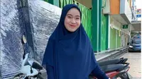 Viral Wanita Perkasa Bekerja 12 Jam, Panggul Kasur Hingga Kulkas Tepi Tetap Ceria. (dok.Instagram @asrindabasri/https://www.instagram.com/p/CEbdwaIAXiC/Henry)