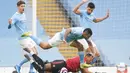 Striker Manchester United, Anthony Martial (bawah) dijatuhkan striker Manchester City, Gabriel Jesus di kotak penalti dalam laga lanjutan Liga Inggris 2020/21 di Etihad Stadium, Minggu (7/3/2021). MU menang 2-0 atas Mancity. (AFP/Dave Thompson/Pool)