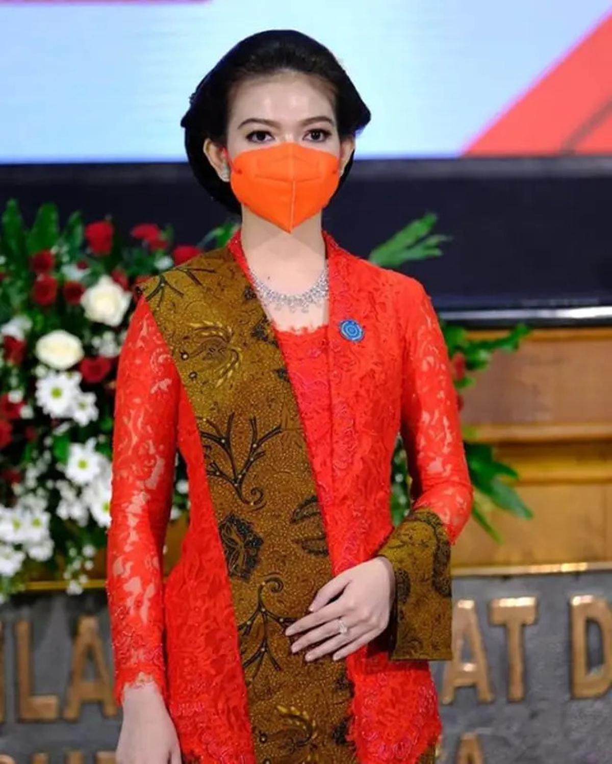 Aura cantiknya semakin terpancar saat memakai kebaya merah.