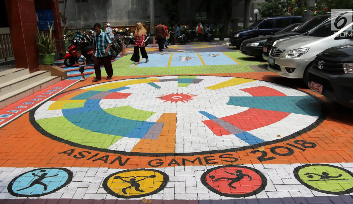 Penampakan mural di halaman depan Kantor Kelurahan Tegal Alur, Jakarta Barat, Rabu (18/4). Mural tersebut dibuat sebagai media informasi adanya Asian Games 2018. (Liputan6.com/Arya Manggala)