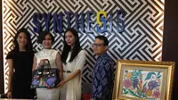 Duo pelukis ibu-anak Yulie Grillon dan Dara Setyohadi menjadi yang pertama melukis di atas kulit tas Hermes Rp 160 juta