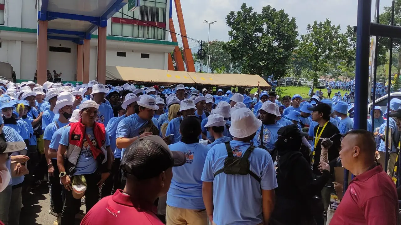 Relawan Kopi Pagi (Posko Pemilih Prabowo-Gibran) yang dibentuk Agus Gumiwang Kartasasmita, menggelar konser musik bertajuk Konser Kopi Pagi, Selangkah Menuju Kemenangan, di Stadion Si Jalak Harupat