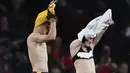 Pemain Basel, Taulant Xhaka  (kanan) bertukar jersey dengan saudaranya  pemain Arsenal, Granit Xhaka usai  laga grup A Liga Champions di Emirates stadium, London, Kamis (29/9/2016)dini hari WIB. (Reuters/Stefan Wermuth)