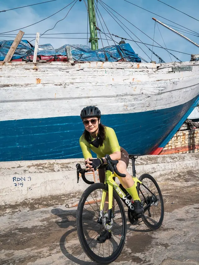 [Fimela] Wulan Guritno Bersepeda