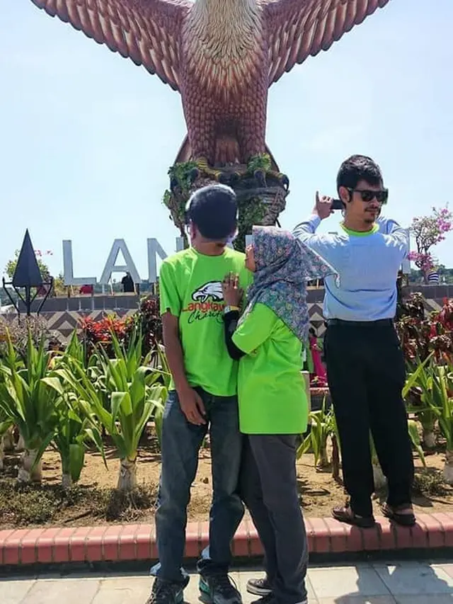 Wanita Ini Minta Edit Foto Bapak-Bapak Dihilangkan, 6 Hasilnya Kocak