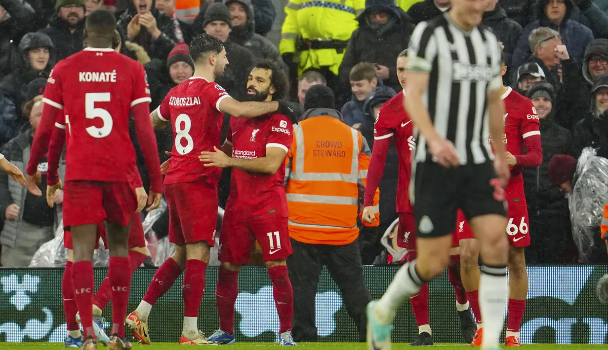 Penyerang Liverpool Mohamed Salah berselebrasi dengan rekan setimnya setelah mencetak gol ke gawang Newcastle United pada laga pekan ke-20 Liga Inggris 2023/2024 di Anfield, Selasa (2/1/2024) dini hari WIB. (AP Photo/Jon Super)