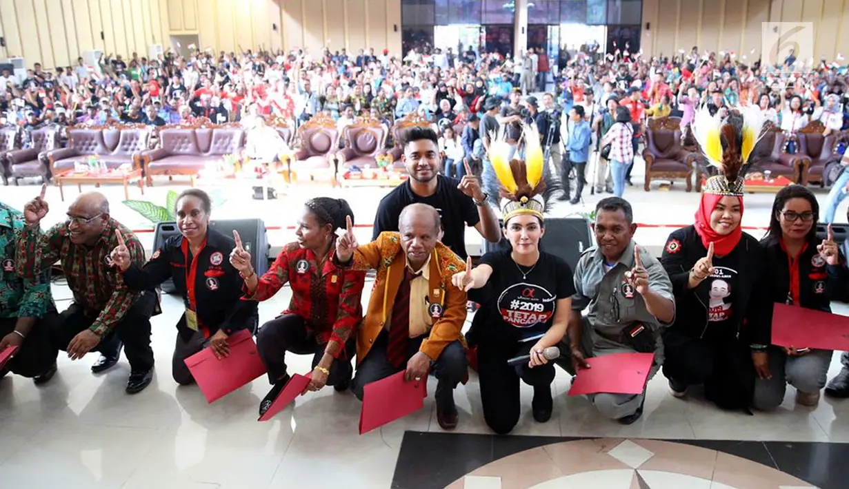 Ketua Nasional Tim Alpha Relawan Capres dan Cawapres Jokowi-Ma'ruf Amin, Rieke Diah Pitaloka foto bersama dengan elawan Tim Alpha Zona Papua di Gedung Eme Neme Yauware, Kota Timika, Jumat (26/10). (Liputan6.com/Pool/Arif)