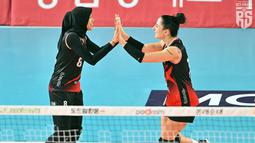 Pemain voli Daejeon JungKwanJang Red Sparks, Megawati Hangestri (8) mendapatkan selamat dari Giovanna Milana (kanan), setelah memberikan poin bagi timnya dalam pertandingan melawan IBK Altos, Selasa (17/10/2023). Megawati menjadi sorotan karena mencatatkan sejarah sebagai pemain voli asing berhijab pertama di Korea Selatan. (Dok. Daejeon JungKwanJang Red Sparks)